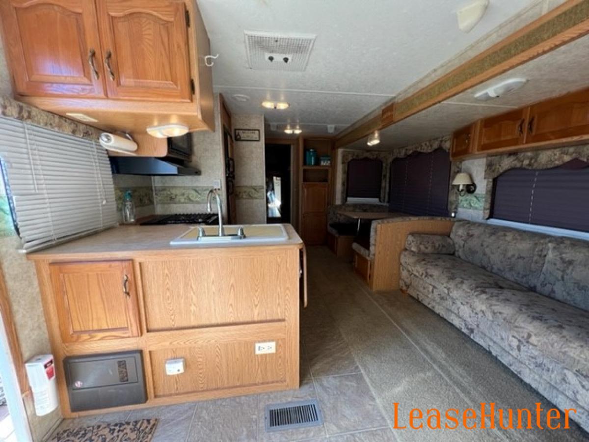 Inside picts of camper.  Excellent shape and ready for hunting